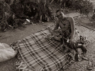 Lorraine (em situação de rua) sentada em seu colchão na praça do Fórum em Catanduva