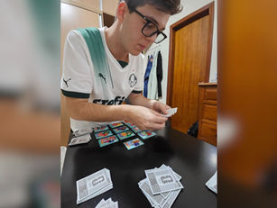 jovem separando figurinhas da copa