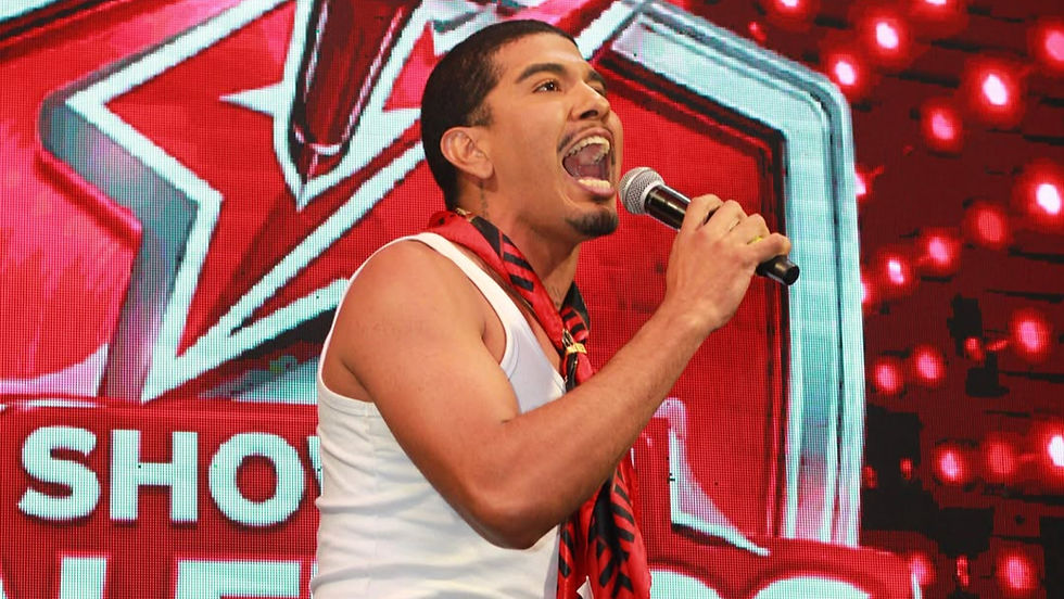 jovem cantando