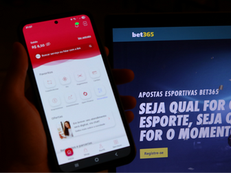 Jovem verificando a conta bancária para jogar em Bets