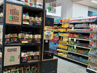 Produtos nas prateleiras de supermercado