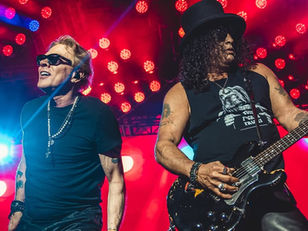 Axl Rose e guitarrista Slash durante show realizado em Curitiba, no Paraná