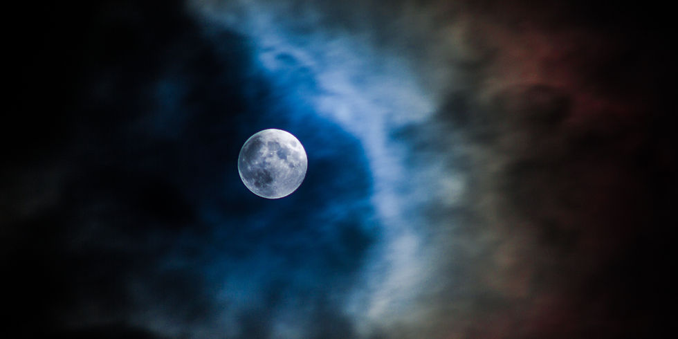 La lune dans le ciel nocturne.