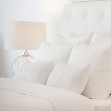 Habitación de hotel con almohadas