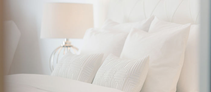 Quarto de hotel com travesseiros
