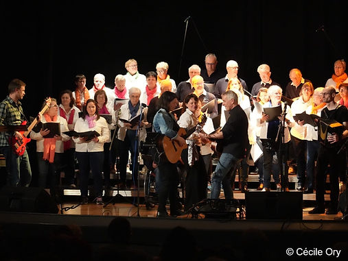 Dor'n et les choristes partagent la scène