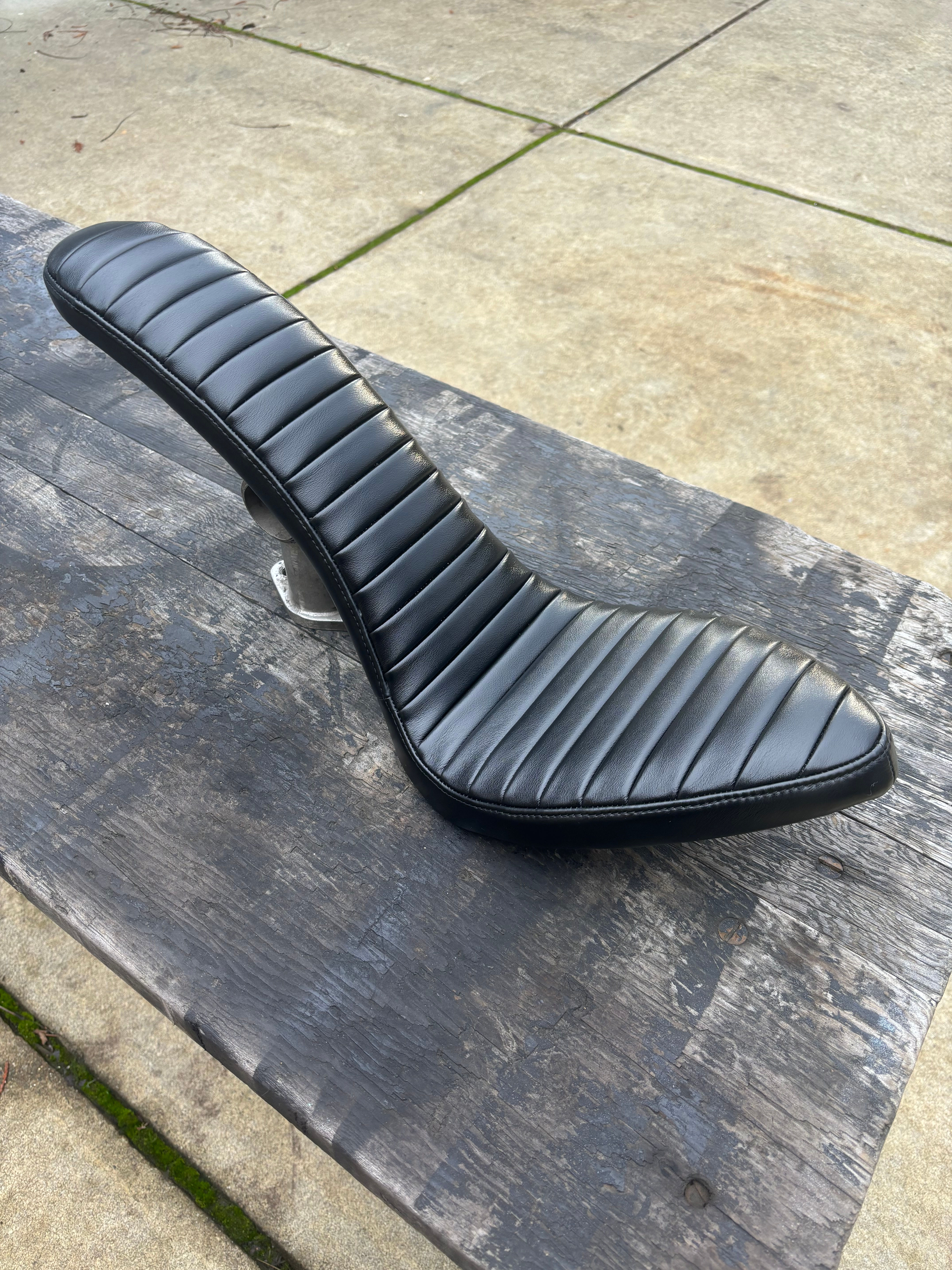 Backseat in Shiny Black Leather Tuck&Roll W