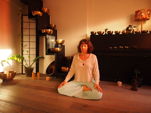 Massage sonore, relaxation sonore, bain de gongs, méditation, MBSR, sophrologie