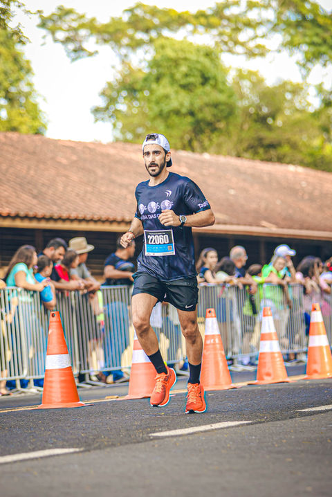 Conhecemos o time Além das Curvas por indicação de um amigo nosso. Estavamos  procurando um treinador atencioso e que oferecesse um plano de fortalecimento além das corridas, e encontramos exatamente isso.

Desde o primeiro contato, o treinador Daniel foi super solícito e fez questão de nos conhecer melhor e entender nosso contexto. A atmosfera familiar do grupo, onde todos se ajudam e celebram as conquistas uns dos outros, nos conquistou logo de cara, sem contar nas estratégias super elaboradas para as provas!

Mas acho que o que brilha mesmo os olhos é o quanto o Daniel acredita no nosso potencial, os frequentes RPs mostram que ele costuma acertar!

Se você quer uma assessoria que realmente se importa com seu progresso, Além das Curvas é a escolha certa.
