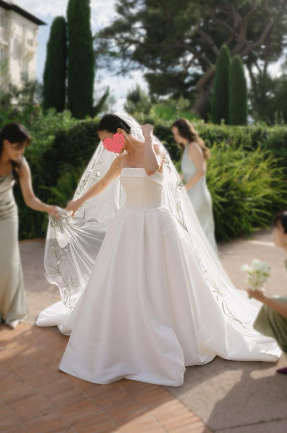 Der Saum an der Vorderseite des Hochzeitskleids wurde gekürzt und Taille sowie Oberbrust wurden verengt.