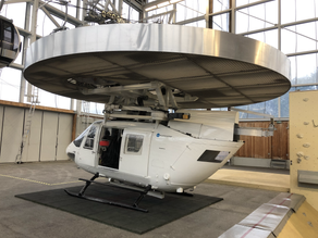 Hubschrauberfliegen in einer Trainingshalle