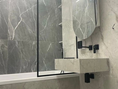 Stijlvol Ontspannen: De Luxe van een Grijs-Zwarte Marmerlook Badkamer