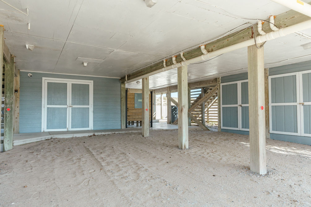 Car parking for Bear Inn Outer Banks