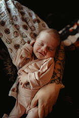 isä, äiti ja vauva lähekkäin perhekuvassa vantaa