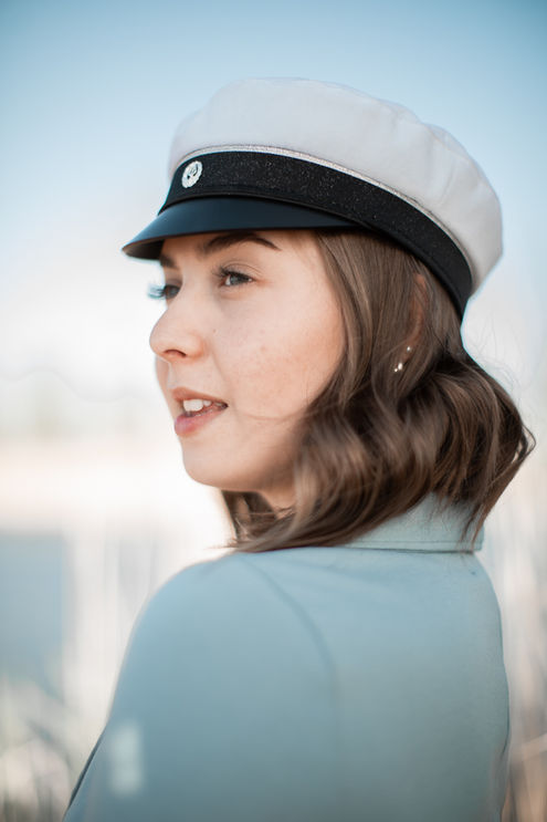 ylioppilas kuvia kuvaamassa rannalla vantaalla