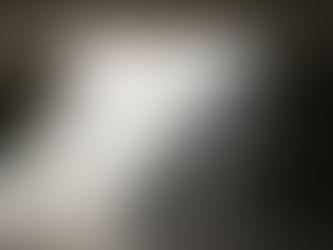 Guía completa sobre cómo usar la luz y la sombra en la fotografía de arquitectura. Explicación detallada de los tipos de luz —luz suave, luz dura, luz dorada, hora azul y luz artificial— y cómo cada una influye en la atmósfera, emociones y lectura espacial de un edificio. Incluye recomendaciones sobre los mejores momentos del día para fotografiar, el rol de las sombras en la volumetría arquitectónica y cómo planificar sesiones usando aplicaciones como PhotoPills. Ideal para fotógrafos de arquitectura, estudiantes de diseño, creadores visuales y apasionados de las artes visuales que buscan mejorar sus composiciones y comunicar mejor las cualidades de un espacio.