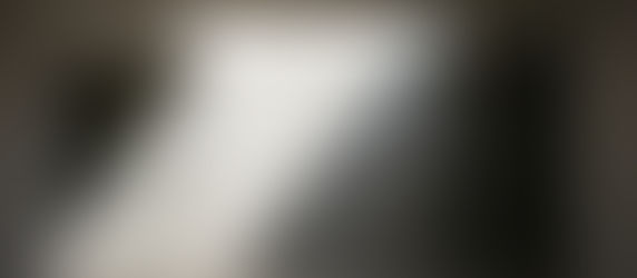 Guía completa sobre cómo usar la luz y la sombra en la fotografía de arquitectura. Explicación detallada de los tipos de luz —luz suave, luz dura, luz dorada, hora azul y luz artificial— y cómo cada una influye en la atmósfera, emociones y lectura espacial de un edificio. Incluye recomendaciones sobre los mejores momentos del día para fotografiar, el rol de las sombras en la volumetría arquitectónica y cómo planificar sesiones usando aplicaciones como PhotoPills. Ideal para fotógrafos de arquitectura, estudiantes de diseño, creadores visuales y apasionados de las artes visuales que buscan mejorar sus composiciones y comunicar mejor las cualidades de un espacio.