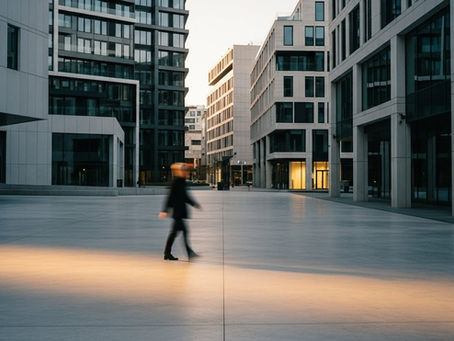 La arquitectura sin personas es solo escenografía. La escala humana da contexto, proporción y vida a cualquier foto arquitectónica. Siluetas en movimiento, figuras sol