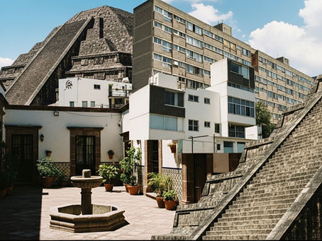Este artículo explora cómo la arquitectura mexicana funciona como un espejo de los cambios sociales, políticos y culturales del país. Desde las pirámides mesoamericanas y las casas con patio hasta la vivienda social del siglo XX y el funcionalismo moderno, se analiza cómo cada época revela su visión del mundo, sus luchas y sus contradicciones. La arquitectura aparece aquí no como “creadora de sociedades”, sino como su mejor delatora: un registro visible de migraciones, revoluciones, desigualdades, resistencias y transformaciones comunitarias.