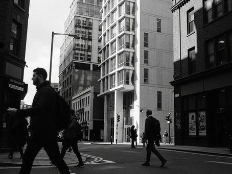 Texto sobre la relación entre arquitectura y fotografía, explicando cómo los arquitectos pueden interpretar edificios y ciudades desde la cámara, la importancia de la composición, la luz, la sombra y el contexto social e histórico en los edificios, la diferencia entre fotografía documental y render, y cómo observar la apropiación del espacio por los usuarios ayuda a contar historias arquitectónicas. Incluye reflexiones sobre técnica, estilo personal, reglas de composición y postproducción, y menciona futuros temas como simetría forzada y corrección de líneas.