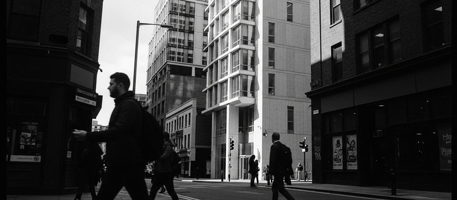 Texto sobre la relación entre arquitectura y fotografía, explicando cómo los arquitectos pueden interpretar edificios y ciudades desde la cámara, la importancia de la composición, la luz, la sombra y el contexto social e histórico en los edificios, la diferencia entre fotografía documental y render, y cómo observar la apropiación del espacio por los usuarios ayuda a contar historias arquitectónicas. Incluye reflexiones sobre técnica, estilo personal, reglas de composición y postproducción, y menciona futuros temas como simetría forzada y corrección de líneas.