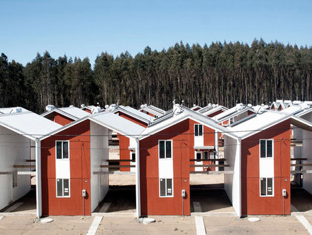 Autoconstrucción: una ventana de oportunidades”. El texto analiza cómo la autoconstrucción, más que una carencia, puede convertirse en una plataforma de aprendizaje y transformación social. Se destaca el potencial de prácticas profesionales y servicio social para involucrar a estudiantes en procesos reales de diseño participativo y acompañamiento técnico en comunidades de bajos recursos. Se presentan organizaciones internacionales como Habitat for Humanity y TYIN Architects, así como iniciativas mexicanas como ReDUS y Co.T.A., que vinculan educación, comunidad y vivienda digna. También se revisan programas gubernamentales como “Tu Casa” (México) y la vivienda progresiva en Chile, contrastando su impacto con la evolución del INFONAVIT. El artículo concluye con una reflexión: la autoconstrucción no debe verse como un problema, sino como una oportunidad educativa, ética y arquitectónica.