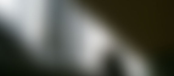 Fotografía de arquitectura contemporánea donde un fotógrafo observa un edificio desde un punto de vista estratégico, destacando la relación entre posición, composición y lenguaje visual en la fotografía arquitectónica.