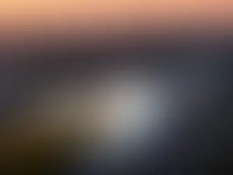 Aeropuerto de gran escala construido sobre suelo lacustre en Texcoco, mostrando asentamientos diferenciales, humedad superficial y terreno inestable característico del antiguo lago del Valle de México.