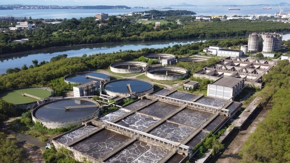 Fotografía aérea tomada desde un dron que muestra la Planta de Tratamiento de Alcantarilla de Alegria, Brasil el 30 de abril de 2021