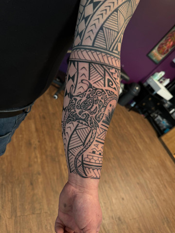 Ganzer Oberarm mit Maori Tattoo im Tattoo Studio Zürich