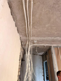 Elektroinstalācijas vadi pie griestiem