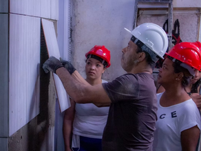 Ivanildo de Oliveira Junior ensina Fazendeiras a instalar azulejos