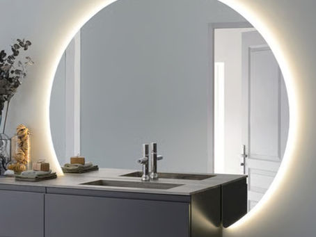 Sélection de miroirs de salle de bains rétro-éclairés LED de différentes formes : rond, octogonal, arche et organique, diffusant une lumière douce et moderne.