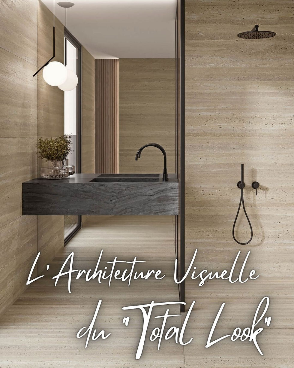 Salle de bains au design Total Look montrant une continuité visuelle entre le sol et les murs en carrelage effet pierre calcaire, avec un plan vasque suspendu intégré et une robinetterie noire minimaliste.