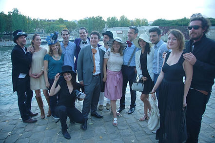 groupe de personnes au bord de la Seine, tout le monde est bien habillé