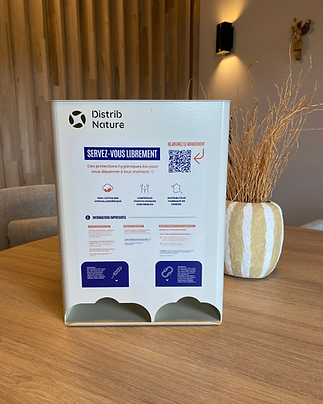 Distributeur deux compartiments sur table avec décoration.png