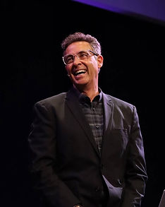 Pastor da Father’s House Church sorrindo durante uma ministração no palco.