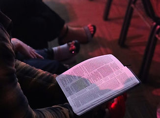 Pessoa lendo a Bíblia durante um seminário na Father’s House Church.