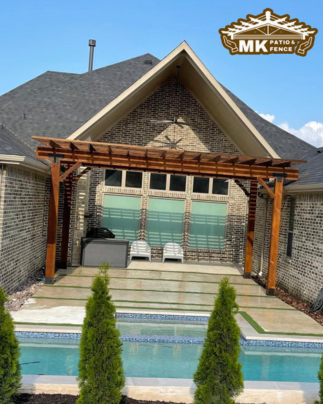 Wooden pergola installed by the pool, adding shade and elegance to the outdoor space.