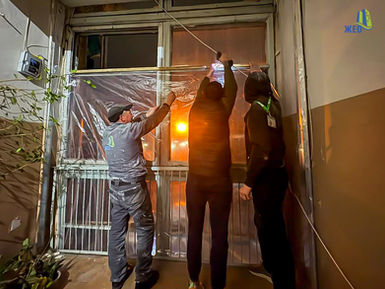 Закриття вікон плівкою в наслідок атаки дронами ЖЕО