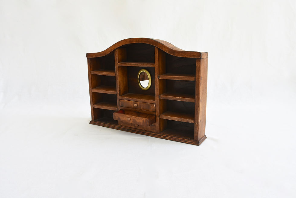 サムネイル： 小さな飾り棚