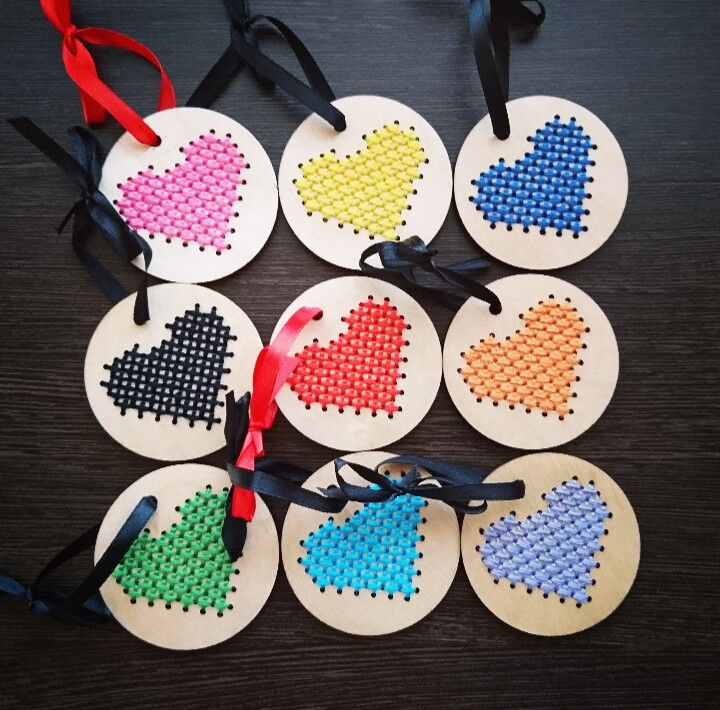 Миниатюра: Украшение на деревянной основе "Сердечки"