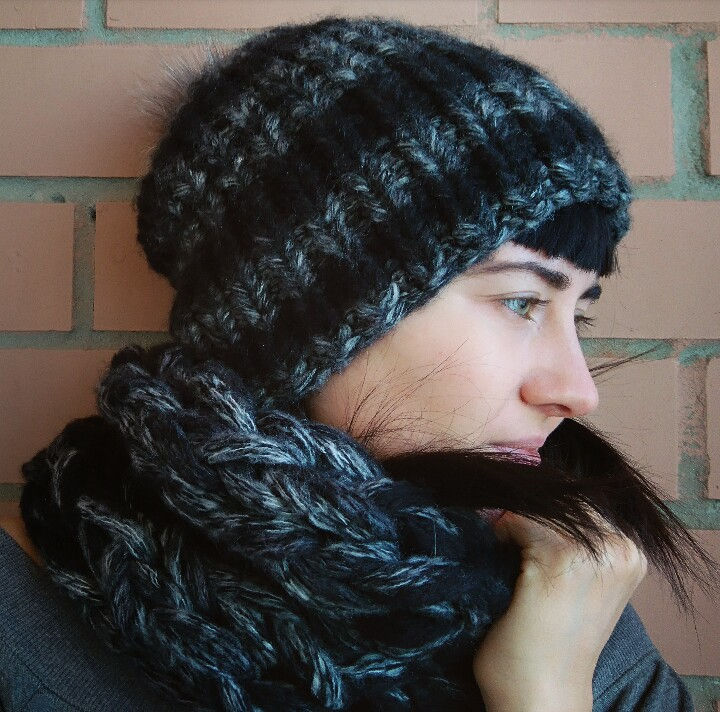 Миниатюра: Тёмный комплект с помпоном из нат. меха чернобурки