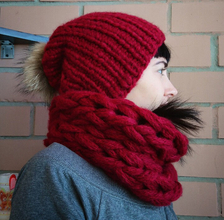 Миниатюра: Вишнёвый комплект с помпоном из натур. меха енота 