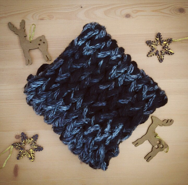 Миниатюра: Тёмный комплект с помпоном из нат. меха чернобурки