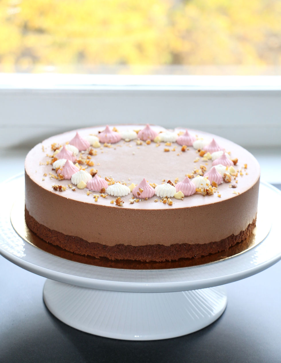 Chokladmoussetårta med hallonpannacotta på en browniebotten