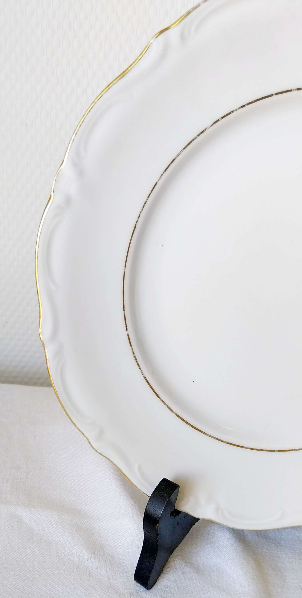 Miniature : 6 assiettes anciennes blanc et or en porcelaine de Bavière-Winterling