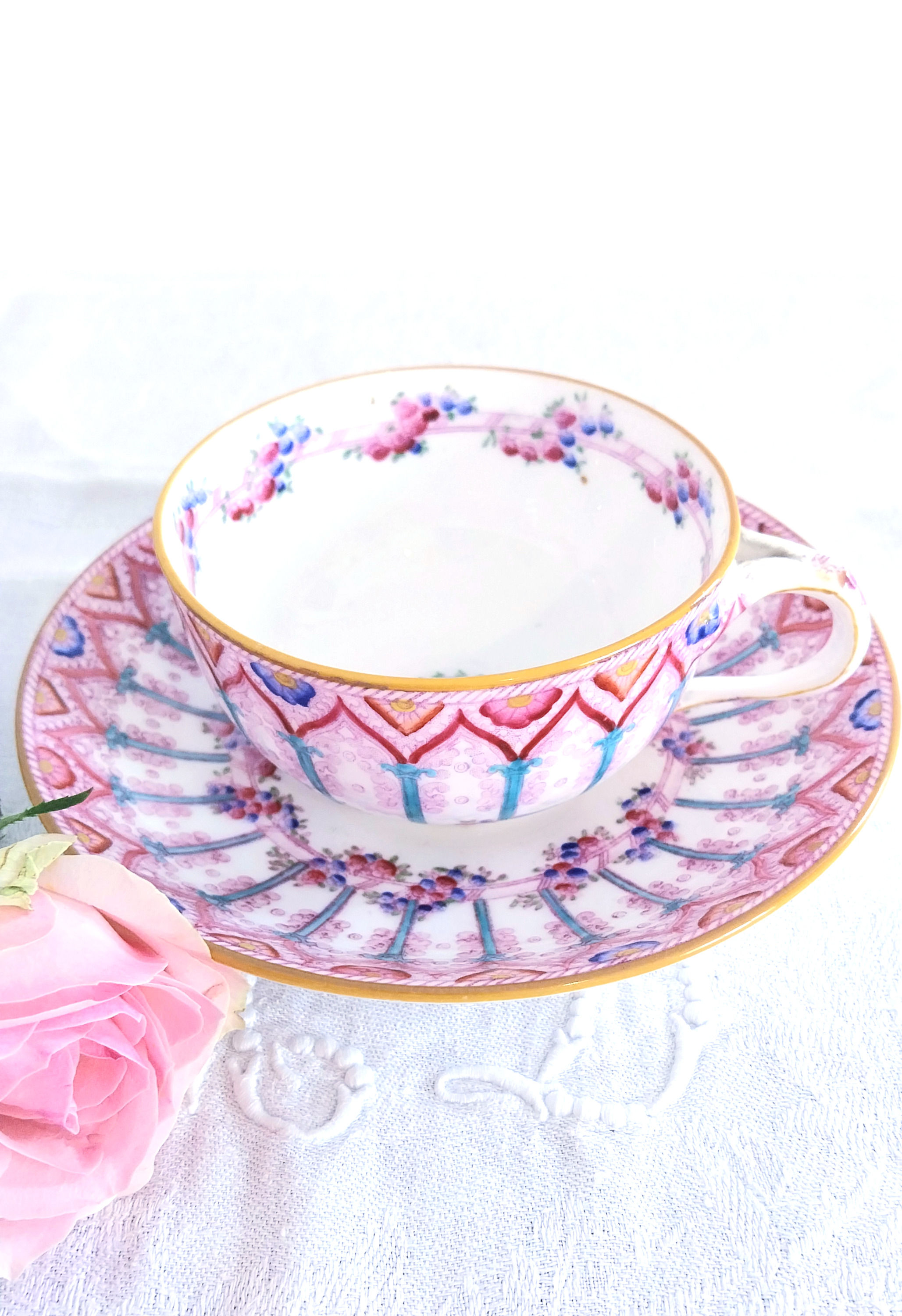 Tasse à thé et sa sous-tasse en porcelaine - Minton, Angleterre