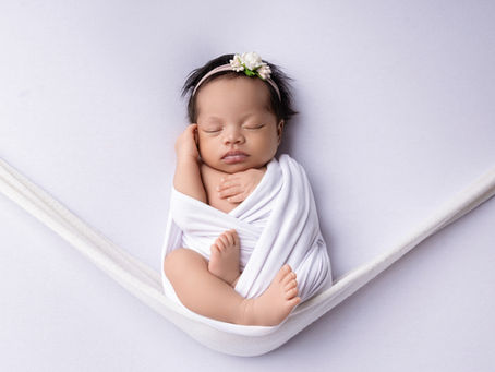 Séance bébé en studio après les premières semaines : capturer l’éveil, les gestes et les expressions