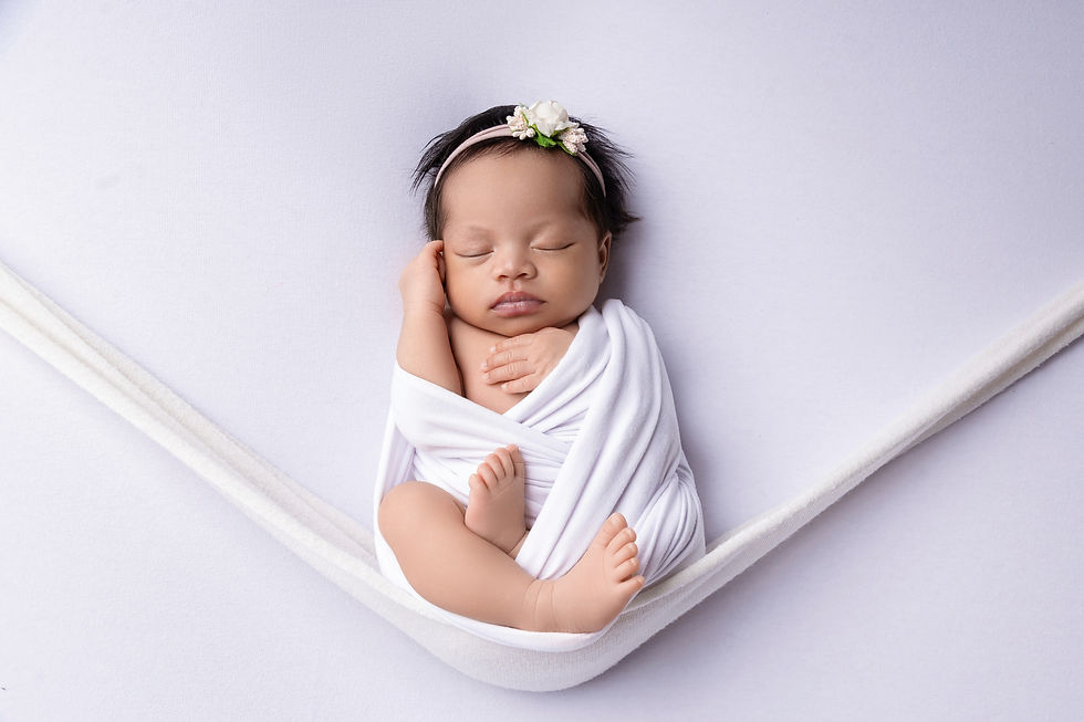Séance bébé en studio après les premières semaines : capturer l’éveil, les gestes et les expressions